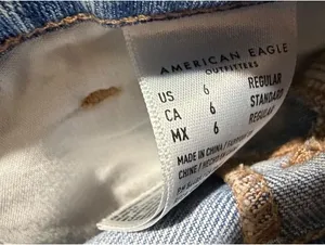 American Eagle Light Wash Mom Jeans Size 6 thumbnail 3