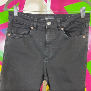 Zara, Black Raw Hem Cropped Jeans. Size 10. In excellent condition! thumbnail 2