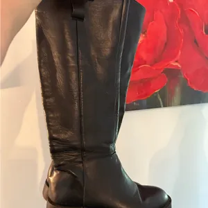 Zara Boots Women 8.5 39 Low Heel Leather Knee High Riding Black Biker Moto thumbnail 2