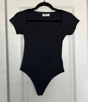 Aritzia Babaton Contour Squareneck Shortsleeve Bodysuit (S) thumbnail 1