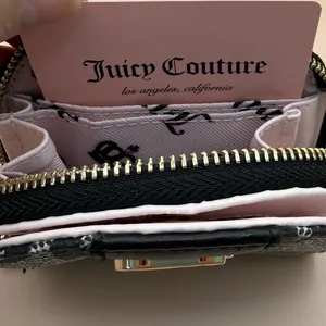 Juicy Couture Black Gothic Logo‎ Coin Purse with Heart Mirror and Gold Hardware thumbnail 7