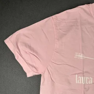 Laura Marano Arrow Shirt Womens‎ Med Pink Comfort Colors Graphic Tee Music Tour thumbnail 5