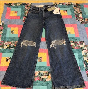 H&M NWT $59 Woman’s W28 L30 Loose Bootcut Blue Denim Jeans Size 28/30 thumbnail 1