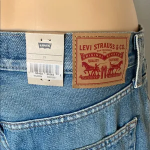 NWT Women's Levi's 94 Baggy Jean Shorts thumbnail 5