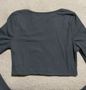 - Black Basic Scoop Neck Solid Long Sleeve Crop Top thumbnail 2