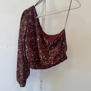 NWT Boutique Sage The Label One Shoulder Smocked Crop Top Burgundy Floral‎ Large thumbnail 2