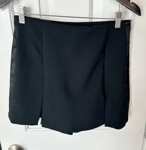 Zara Mini skort with a high waist Invisible back zip closure size M black thumbnail 1