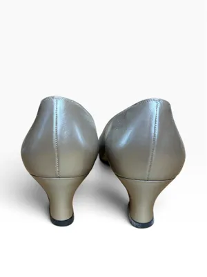 Women's Salvatore Ferragamo Heels Size 8 Beige and Blue Cap Toe Pumps thumbnail 5