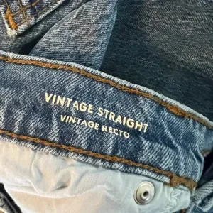 Universal Threads Women's Size‎ 2 Distressed Blue Vintage Straight Jeans thumbnail 2