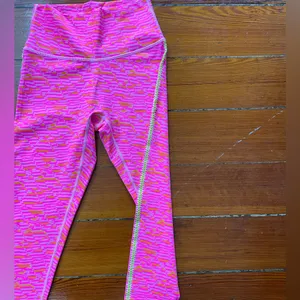 OFFLINE by Aerie Hi Rise Goals Crochet Inlay Neon Pink 7/8 Leggings Sz M 💛🎀 thumbnail 10
