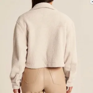 Abercrombie & Fitch Cropped Sherpa Shirt Jacket in Cream thumbnail 2