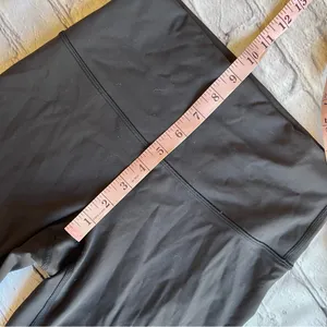 Lululemon Women’s Black Crop Leggings High-Rise Size 6 Athletic Athleisure EUC thumbnail 4