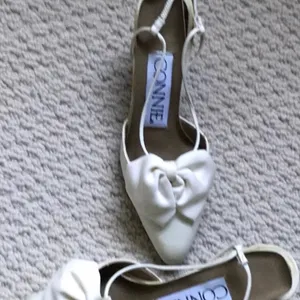 Gorgeous white shoes with bow detail. Mint! 7 1/2. thumbnail 3