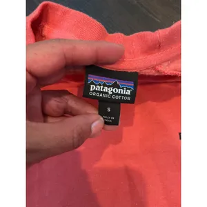 Patagonia Organic Cotton P-6 Logo Sweatshirt Coral Pink Raglan Small Pullover thumbnail 3