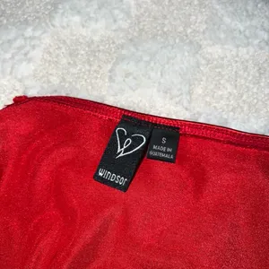 Red Windsor mini dress worn once #minidress #homecoming #semi #windsor thumbnail 3