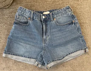 H&M High-Waisted Shorts Denim thumbnail 1