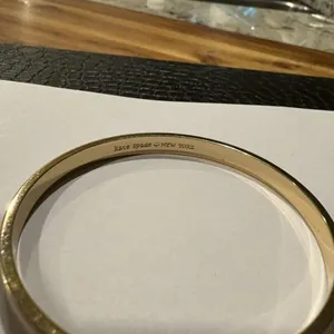 Kate Spade Signed Bangle Bracelet Bow Tie Creamy White / Gold Tone - 7 3/4 Inch thumbnail 6
