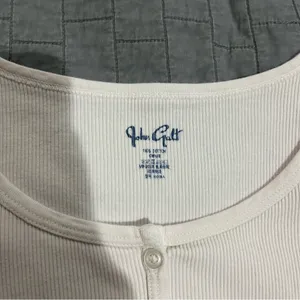 Brandy Melville John Galt light pink baby tee thumbnail 3
