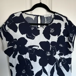 Navy blue and white floral, detailed blouse size medium thumbnail 2