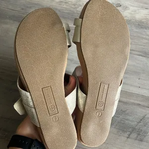 Giani Bernini Memory Foam Rilley Gold Detail Strap Sandal Size 9 thumbnail 6