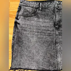 Old Navy 2 Toned Black Denim Short Skirt Women’s Size 14 Distressed Raw Hem EUC thumbnail 2