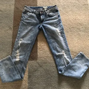 &SQIN Medium Wash Slim Leg Low Waist Ripped Jeans size 27​ thumbnail 1