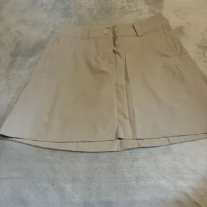 Nike Golf Tour Performance Size 2 Dri Fit Khaki Beige Tan Color Pockets thumbnail 2