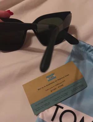 Sunglasses thumbnail 4