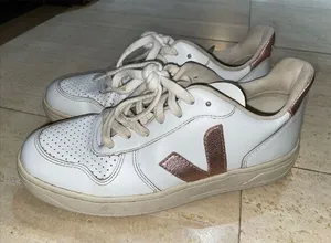 Women's Veja‎ V-10 Leather White Metallic Pink Size 6 Made In Brazil thumbnail 1