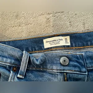 Abercrombie and Fitch Women’s size 31 (10/12) jeans. thumbnail 2