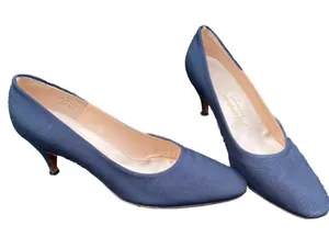 💙 Vintage 1950s or 60s Saks Fifth Avenue Fenton Last Size 7 Navy Blue Kitten Heels Pumps 💙 thumbnail 1