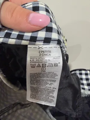 Old Navy Pixie Gingham Ankle Pants Women’s Size Petite 2 In good condition * Slim, tailored silhouette with a flattering mid-rise fit * Soft stretch cotton blend for all-day comfort * Zip fly with hook-and-bar and button closure * Belt loops * Functional front slash pockets * Faux welt back pockets * Cropped ankle length * Perfect for the office, business casual, workwear, brunch, or everyday wear * Fabric: 95% Cotton, 5% Spandex thumbnail 10