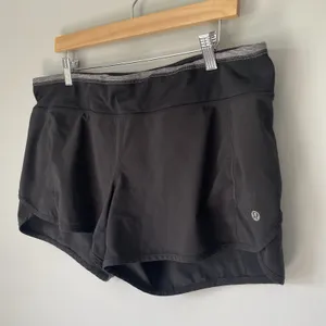 Lululemon Low Rise Athletic Shorts Athleisure Performance Black Women's Size 12 thumbnail 3