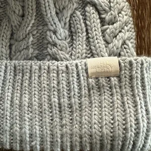 The North Face Oh Mega Faux Fur Pom Pom Beanie Hat Dusty Periwinkle Cable Knit thumbnail 3