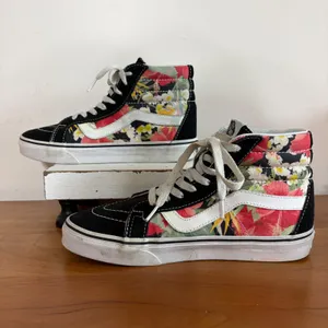 Vans Sk8-Hi Floral Black Hibiscus High Top Sneakers Mens 6 Womens 7.5 721356‎ thumbnail 2