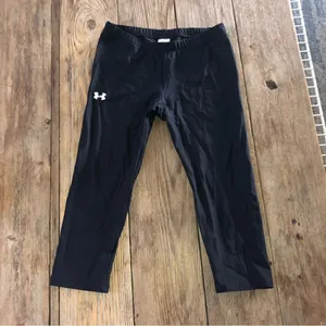 Under Armour 💕5️⃣ crop black leggings says Med but I think small x-small thumbnail 3