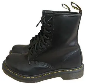 Women's AirWair 1460 Leather Lace Up Boots Size 7 US Used 2xs thumbnail 1