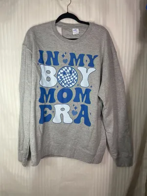 In My Boy Mom Era Sweatshirt XL Gray Graphic Crewneck Port & Company Blue Pullov thumbnail 2