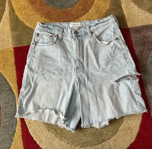 Abercrombie & Fitch Curve Love The 7” Dad Short High Rise Jean Shorts Size 29 thumbnail 1