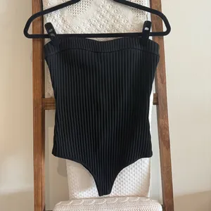 NWOT NBD From Revolve Zhora Black Ribbed Sweetheart Neckline Strapless Bodysuit thumbnail 4