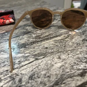 Stylish Tan Sunglasses thumbnail 5