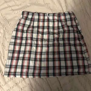 Red, Green & White Skirt Red Size M thumbnail 2