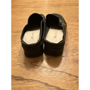 AK Anne Klein Black Leather Slip-On Mule Heels Closed Toe Button 7.5M thumbnail 4