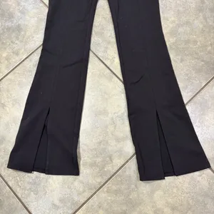 ALO YOGA Black High-Waist Flutter Legging XS Front Split Bootcut Outdoor Casual thumbnail 6