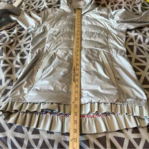 Lululemon Spring Fling Puffy Windbreaker Silver Spoon Ruffle Trim Hooded Size 6‎ thumbnail 13