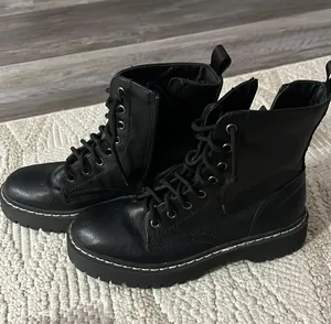 Black leather boots  thumbnail 1