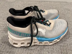 On Cloud Running Shoes thumbnail 1