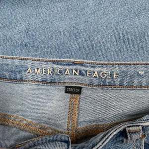 American Eagle Women Mom Jean Light Wash Distressed Ripped Denim Size 14 Regular thumbnail 7
