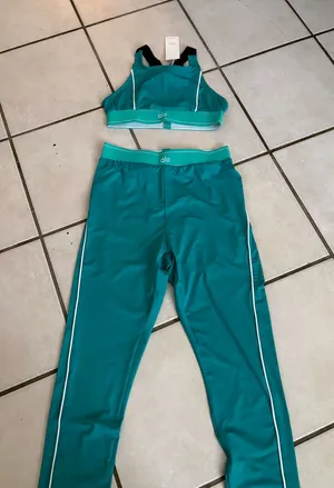 Alo yoga set nwtg size m thumbnail 1
