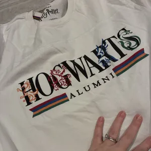Universal Studios Harry Potter Hogwarts Alumni White Varsity Graphic T-Shirt XL thumbnail 7